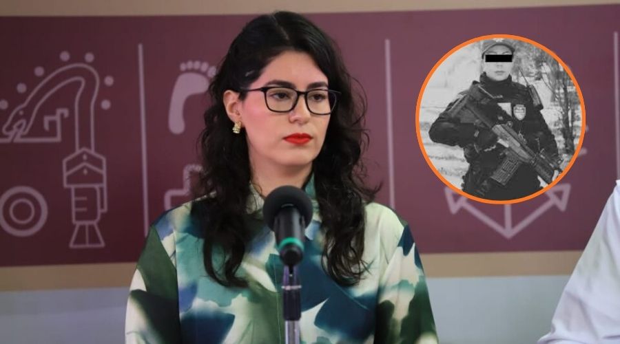 Mujer viendo hacia un lado con un micrófono frente a ella y en un círculo una imagen en blanco y negro de un elemento de policía con los ojos tapados