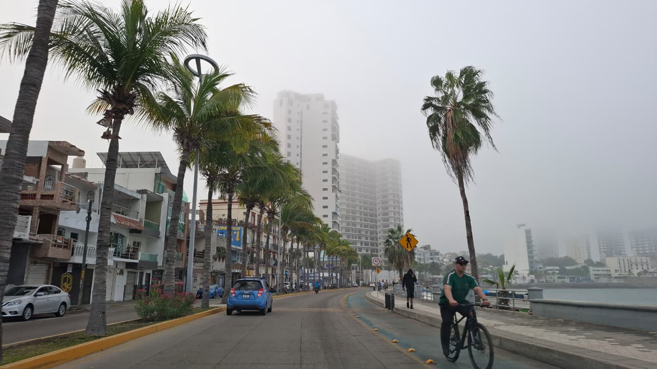 Malecón de Mazatlán cubierto con neblina