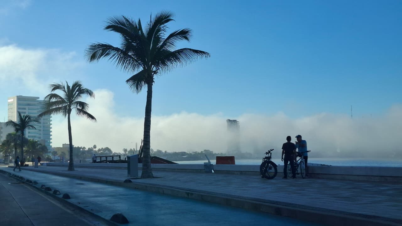 Neblina en el malecón de Mazatlán