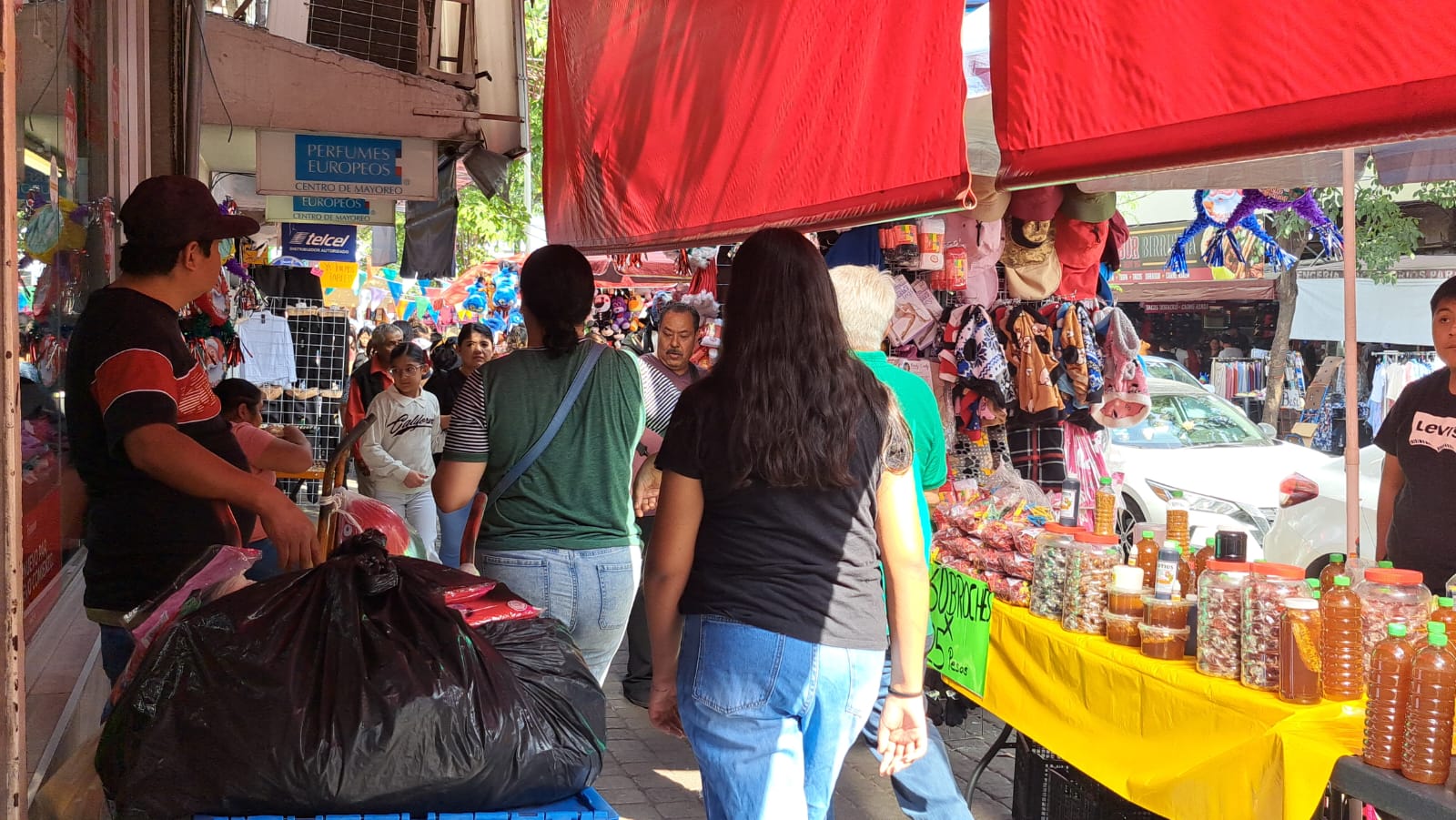 Personas comprando en comercios locales de Culiacán