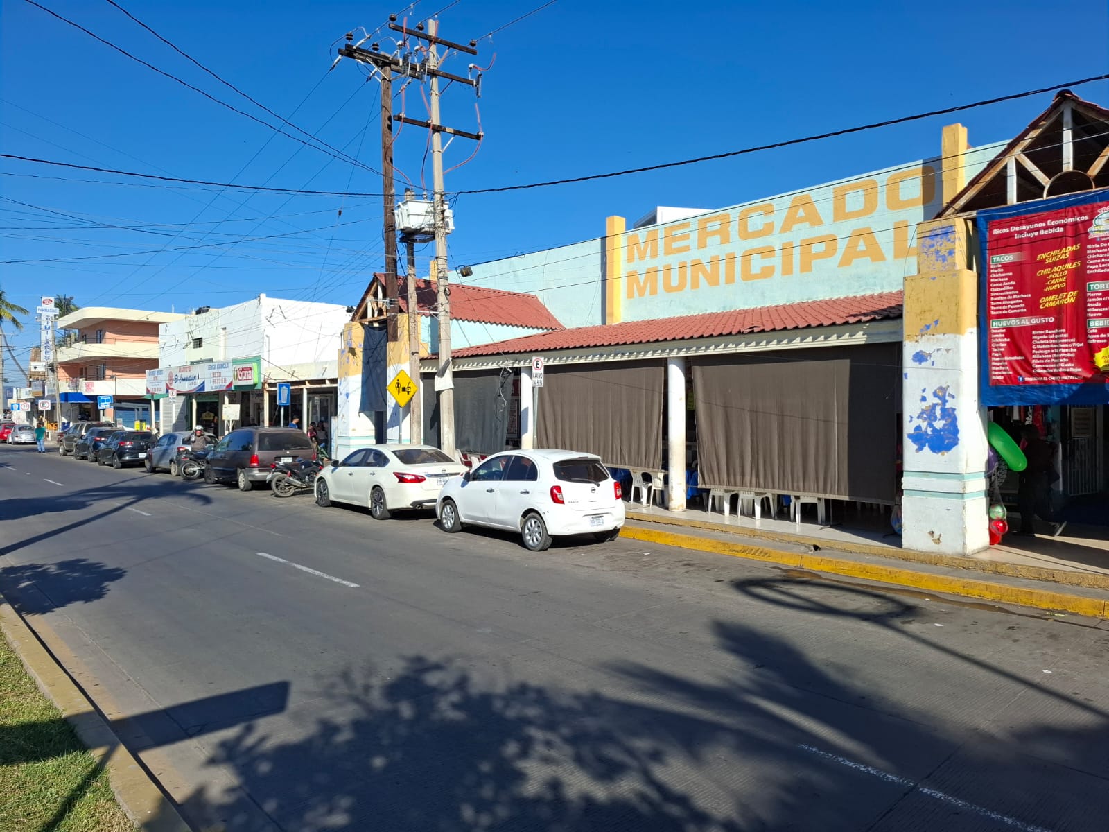 Calle con varios negocios
