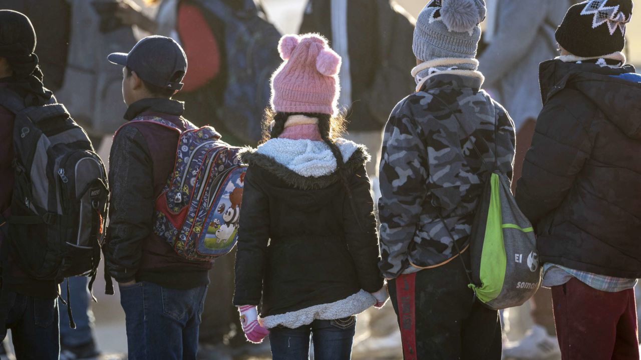 ICE admite que niños migrantes en EU han sido detenidos por más tiempo del límite legal