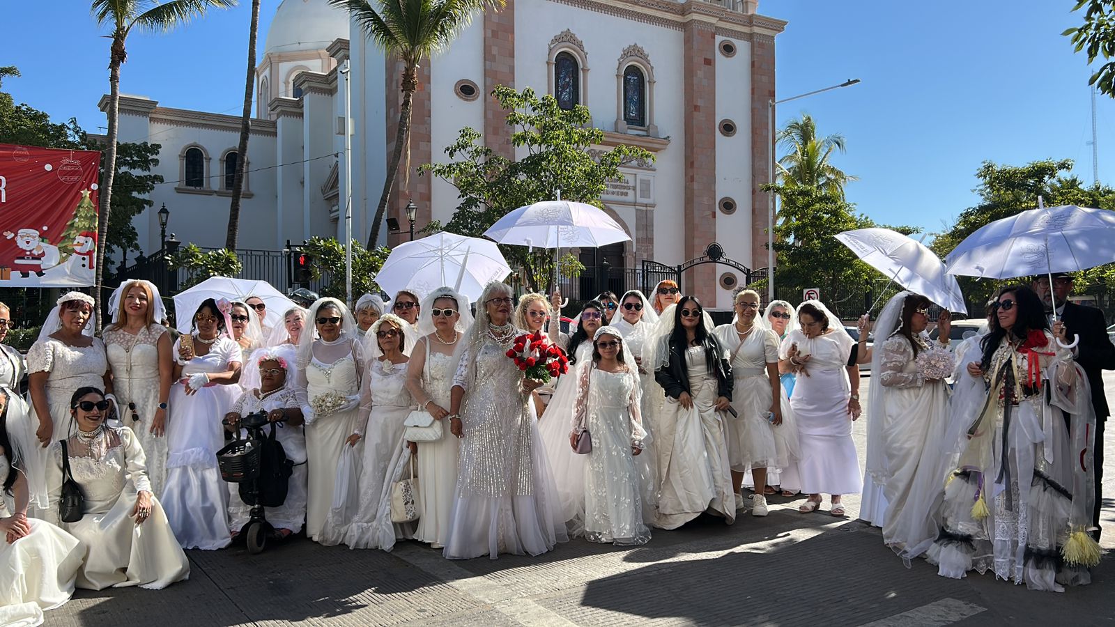 Mujeres con vestidos de novia reunidas en la Catedral de Culiacán