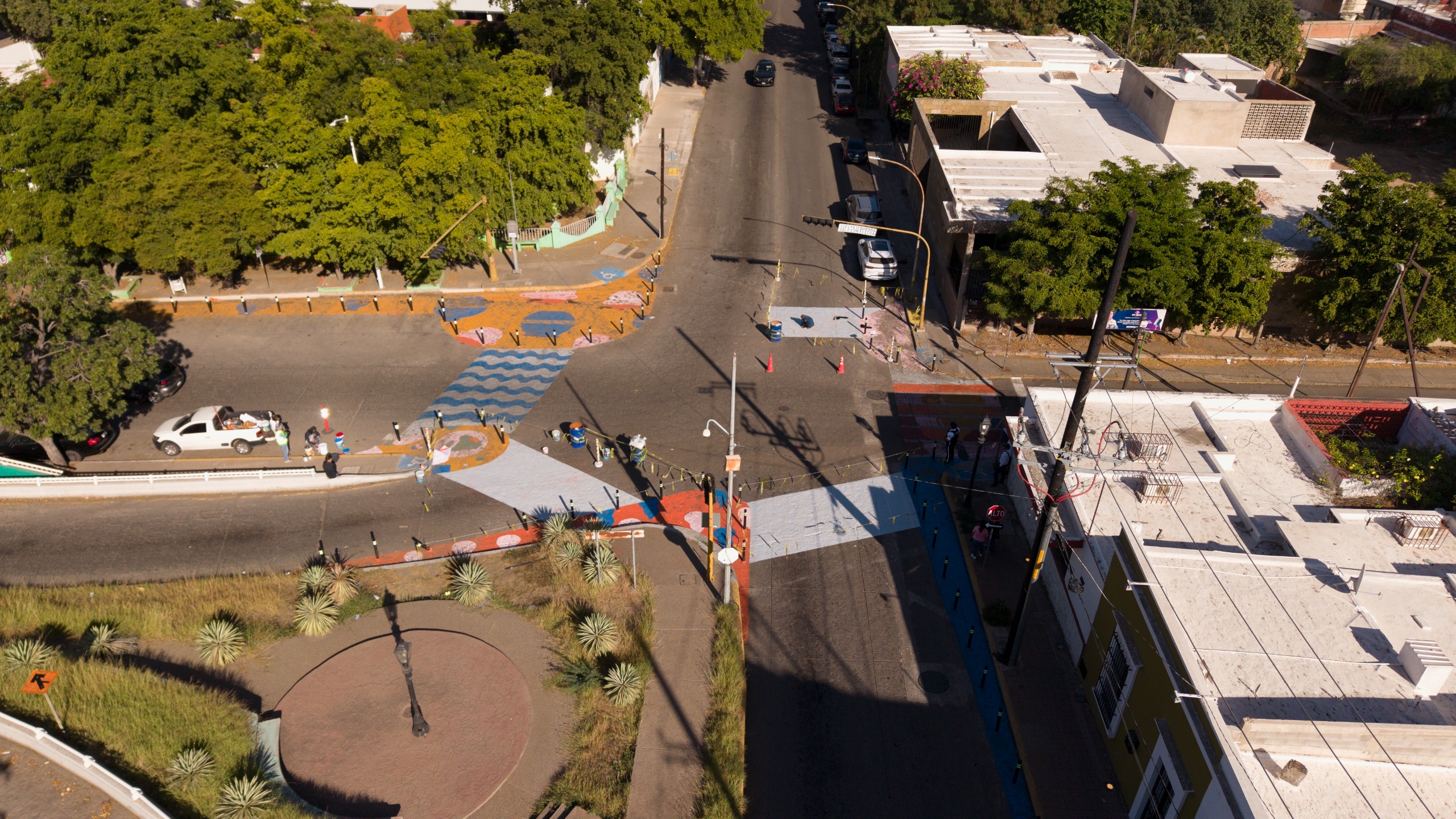 Vista aérea de una calle con cruces peatonales pintados
