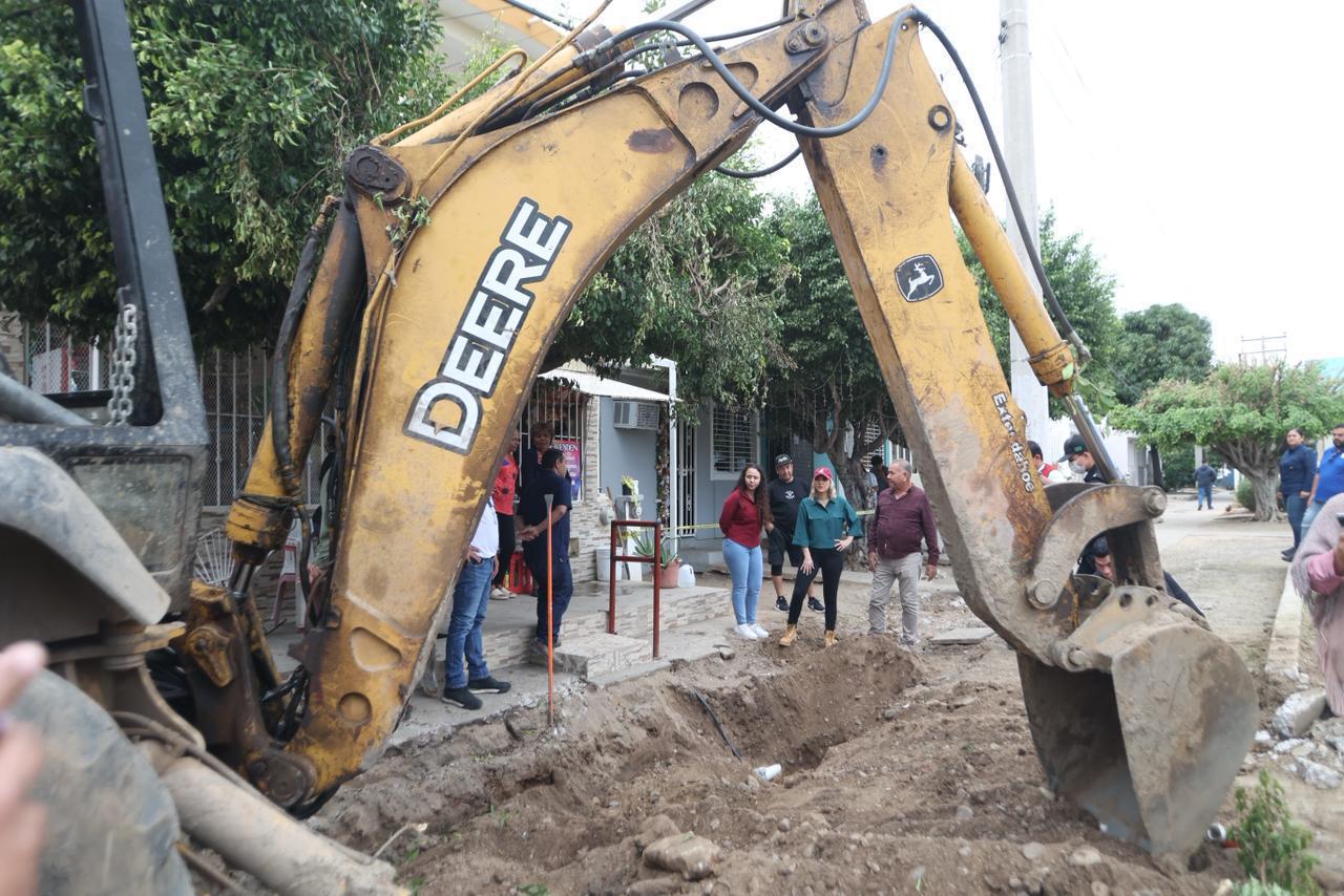 Maquina retroexcavadora en una calle realizando excavaciones