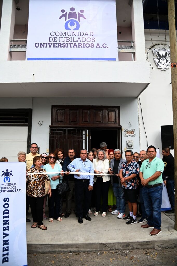 Personas jubiladas de la UAS cortando listón