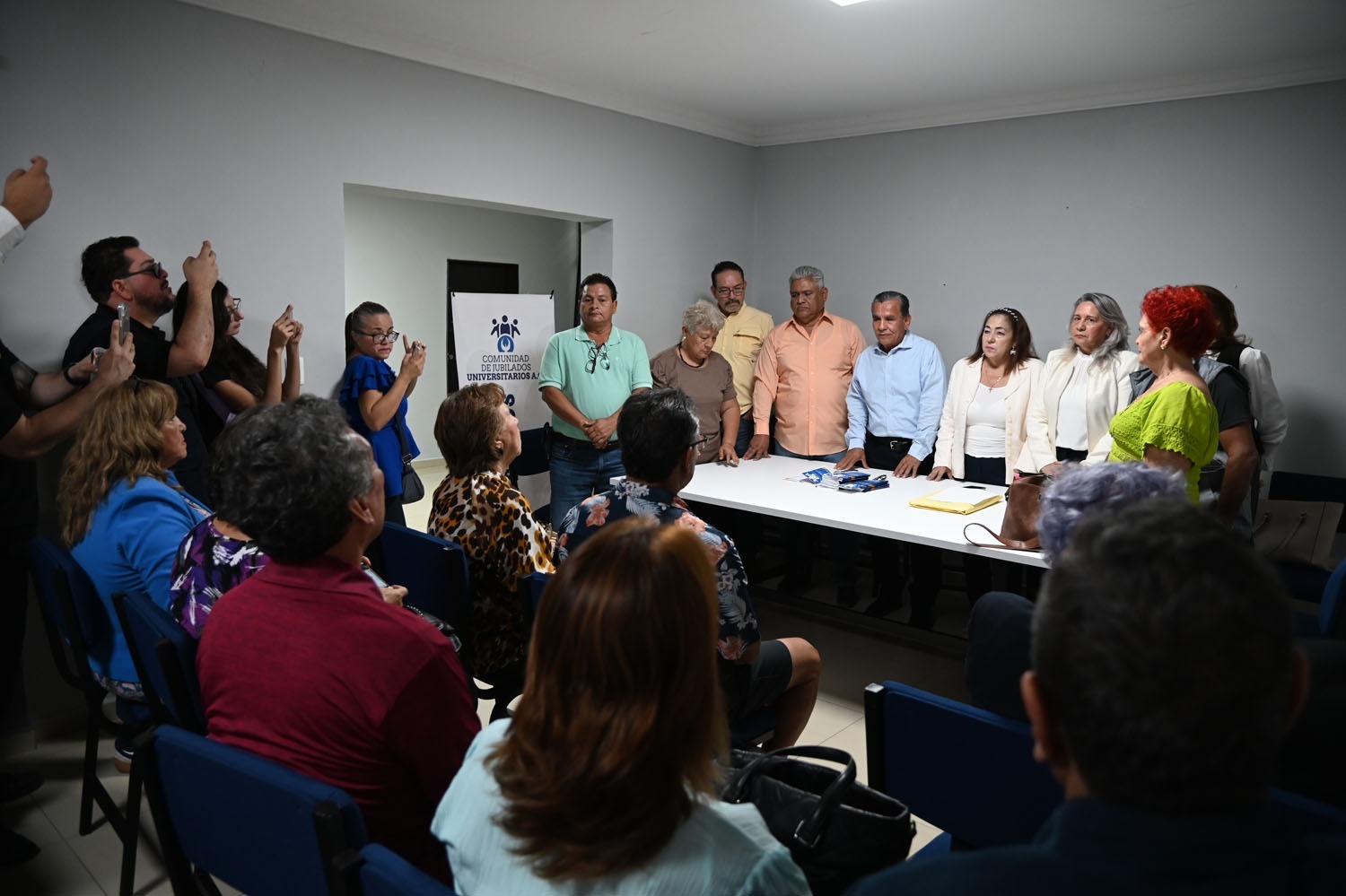 Personas jubiladas de la UAS reunidas en nuevas oficinas