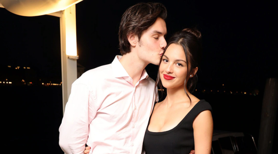 Olivia Rodrigo y Louis Partridge.