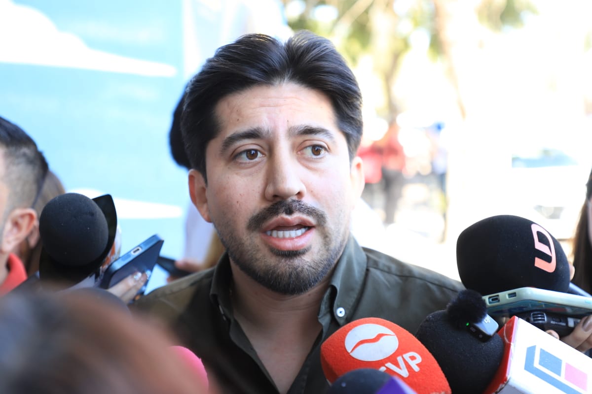 Omar López Campos hablando con los medios