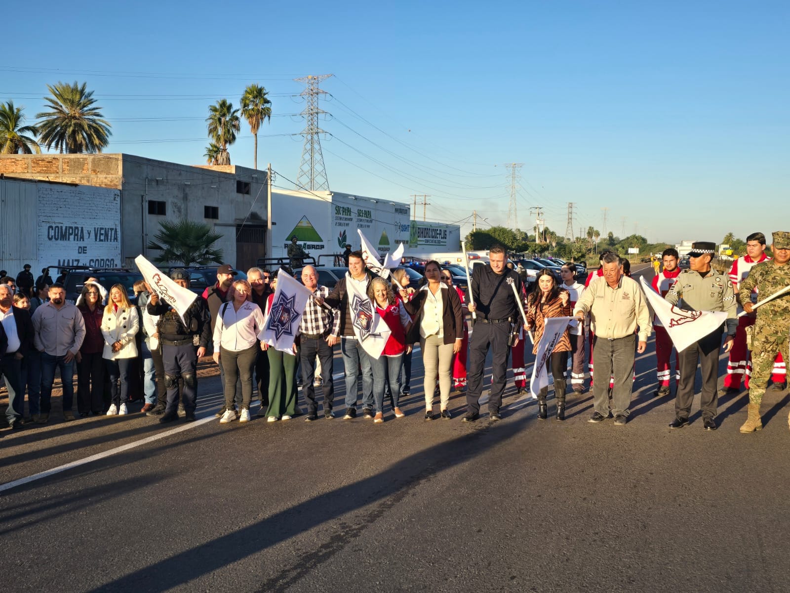 Personas paradas en medio de una calle con banderas