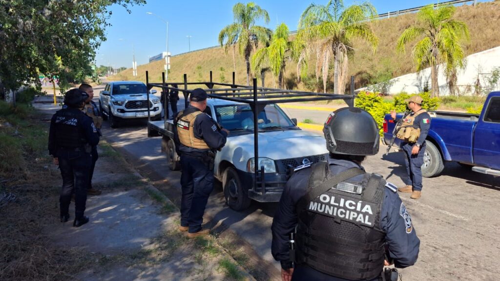 Elementos de Policía Municipal establecen punto de control en Guasave