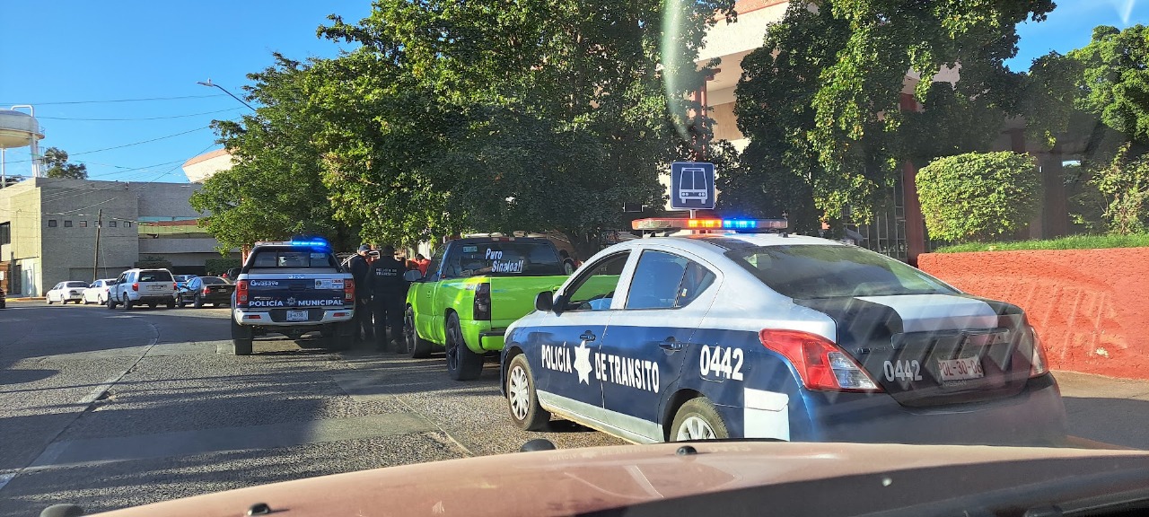 Calle con carros y una unidad de tránsito