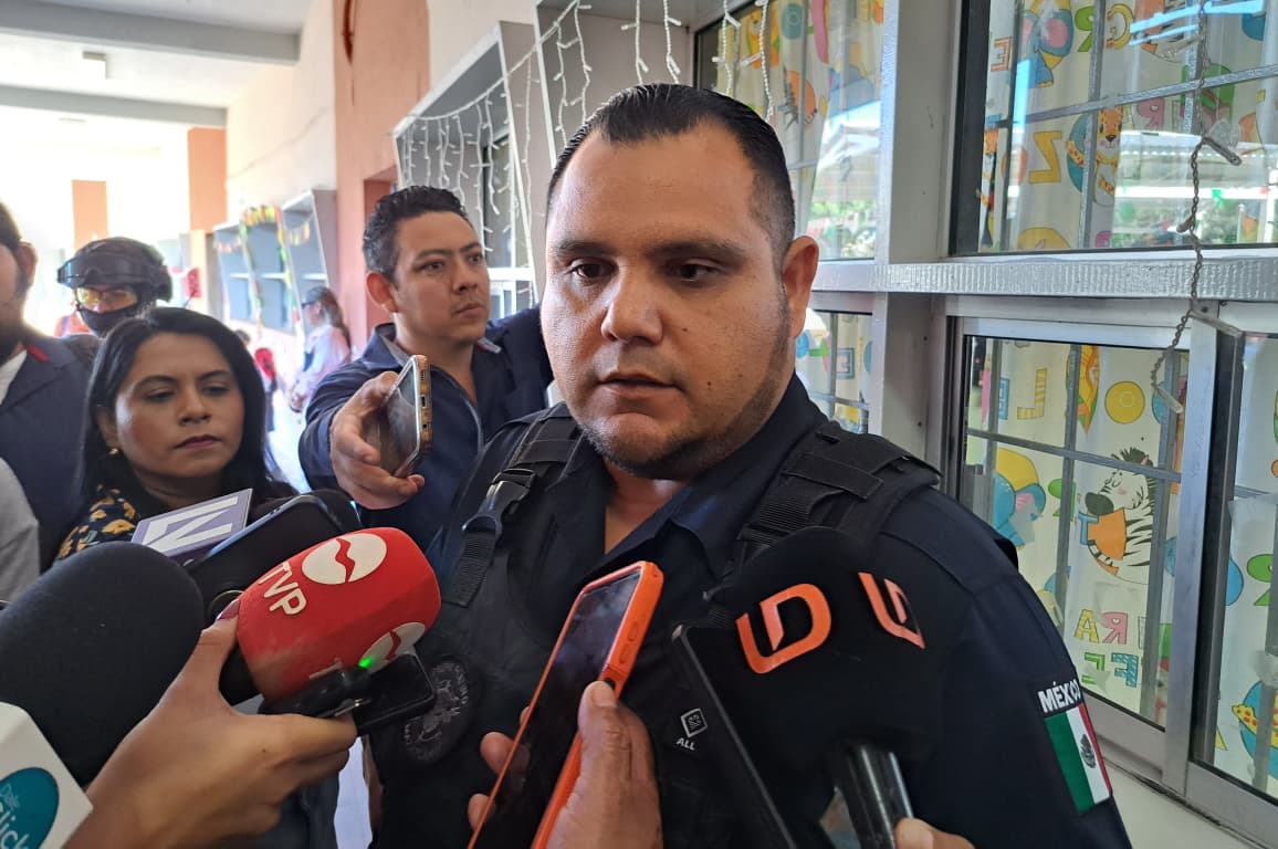 Othoniel Barrón Valdez hablando con los medios