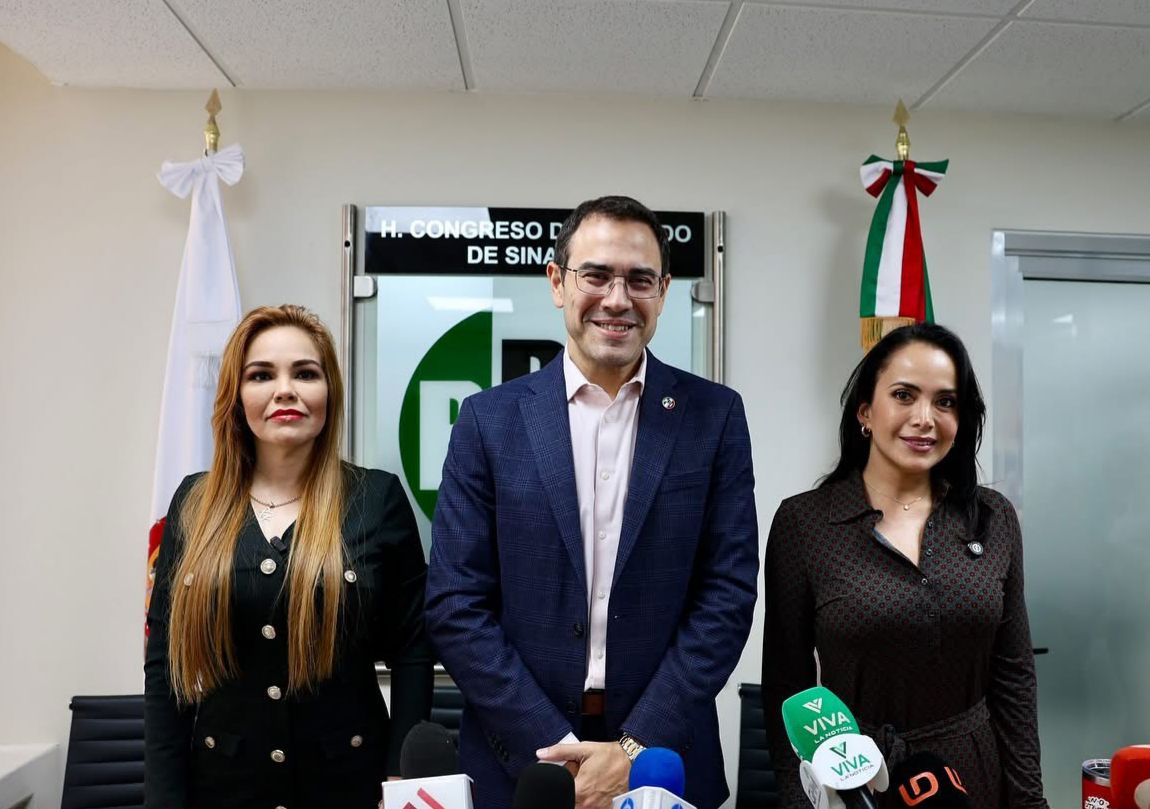 Regidores del PRI en conferencia de presa posando para la foto