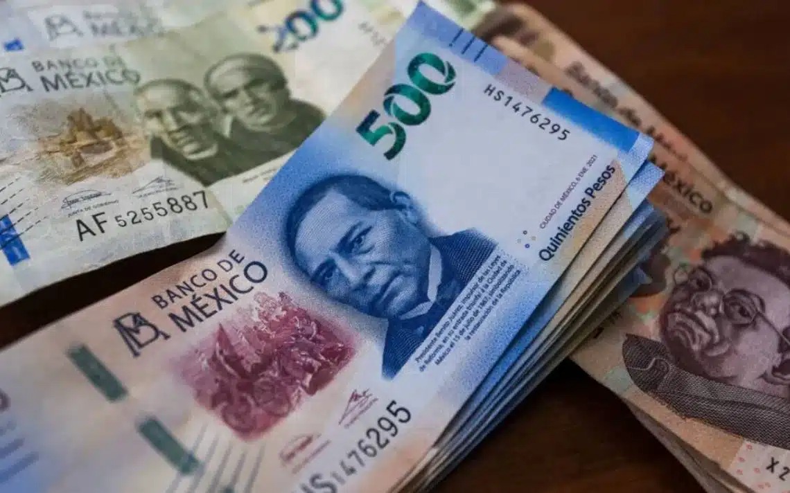 Billetes acomodados sobre una mesa