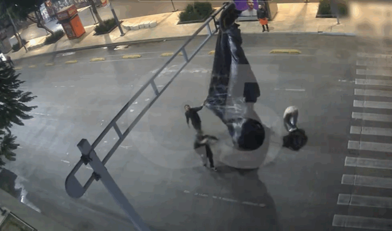 Paracaidista desciende sobre el Centro Histórico de CDMX y queda atorado en un semáforo: VIDEO