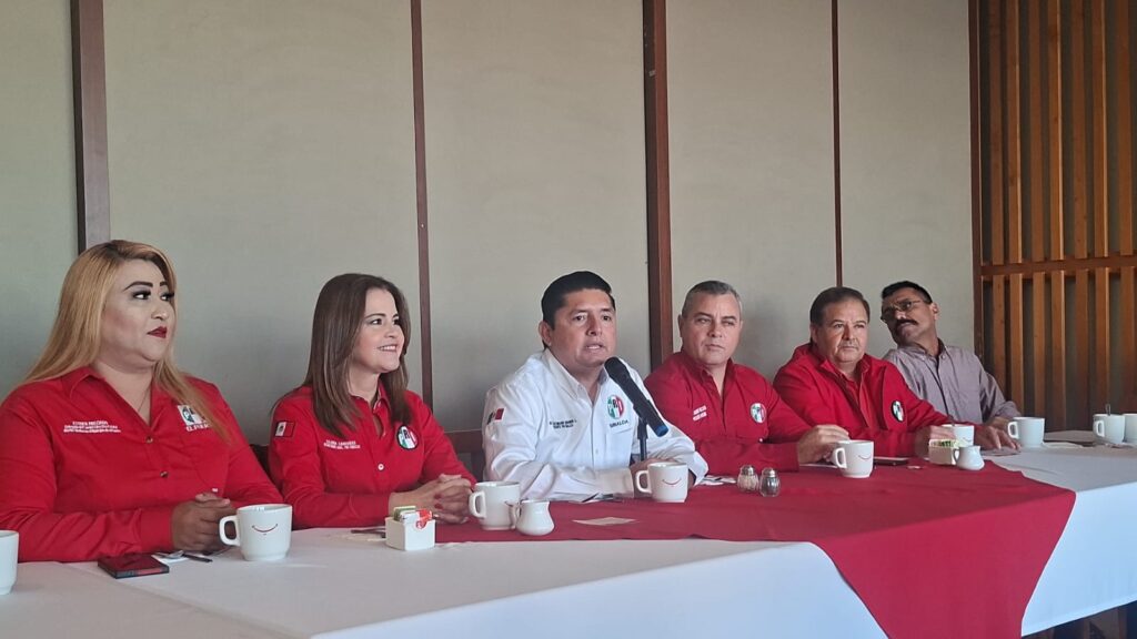 Personas sentados en una mesa