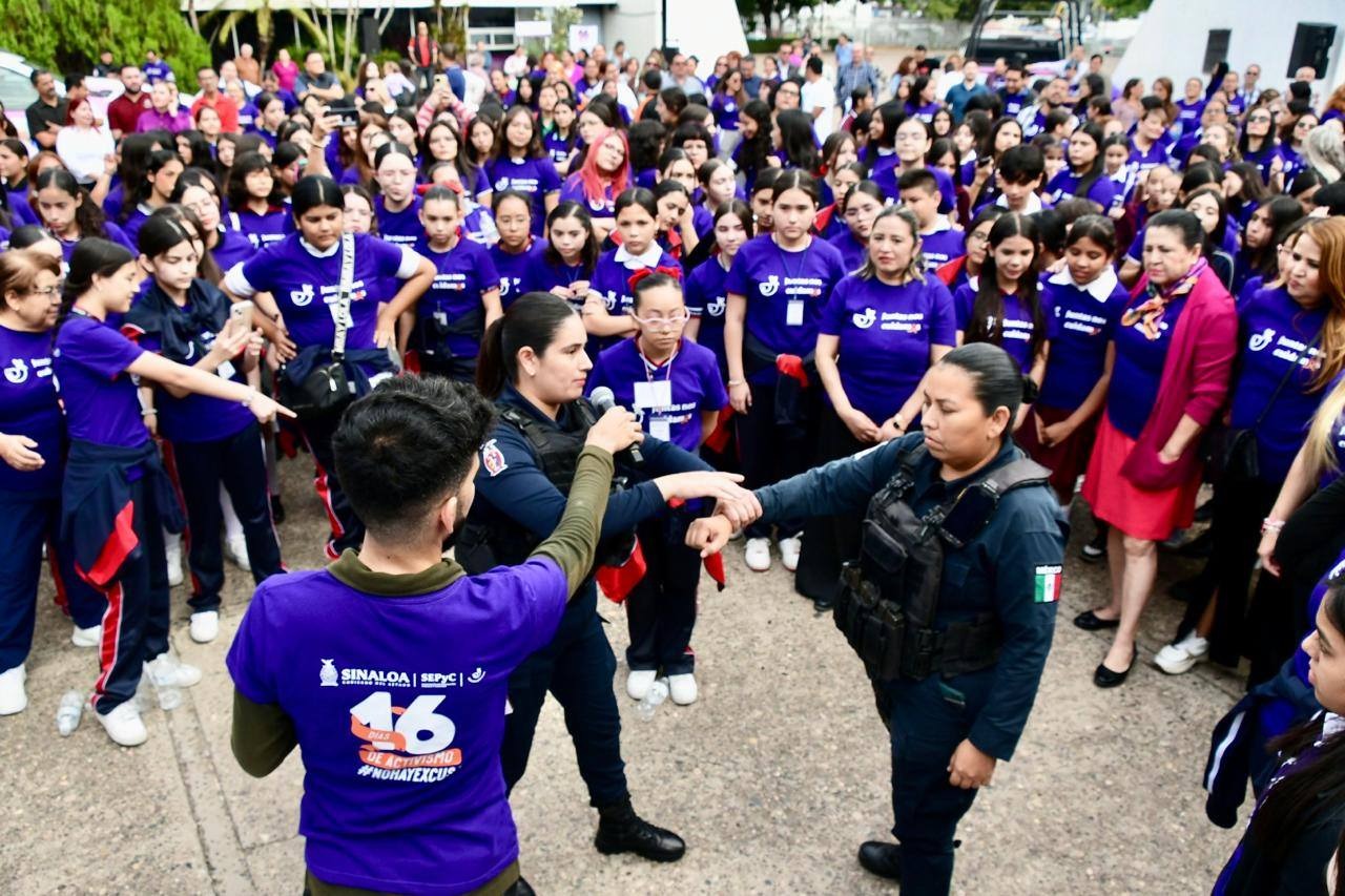 “Patrullas Rosas” imparte clase de defensa personal a estudiantes de secundaria