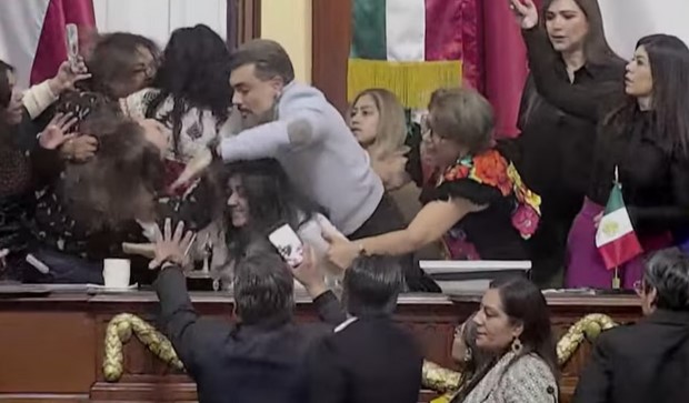 ¡Entre golpes y jaloneos! Diputadas protagonizan pelea en el Congreso de CDMX: VIDEO