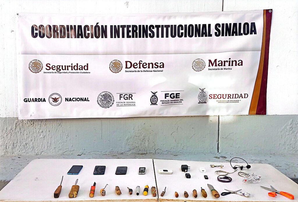 Lona de seguridad y elementos asegurados sobre una mesa