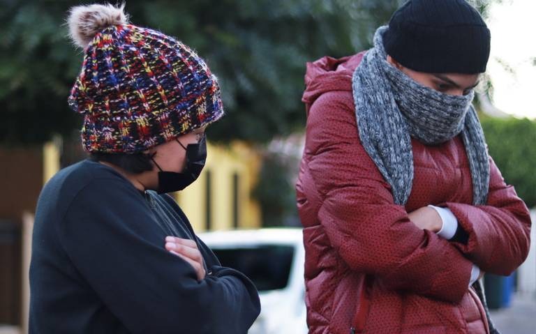 Personas con abrigos y gorros por el frío