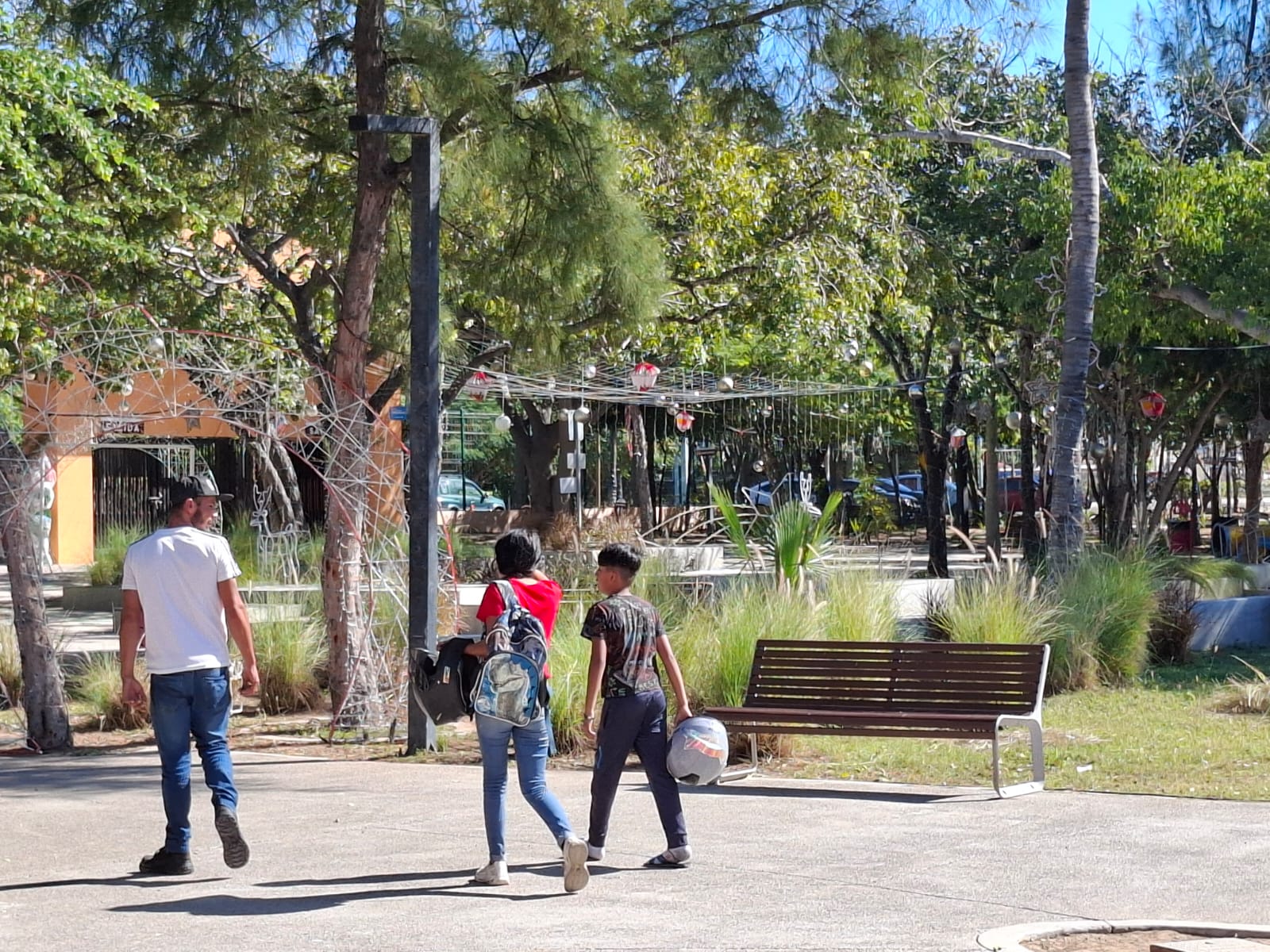 Personas caminando bajo un día soleado en Mazatlán