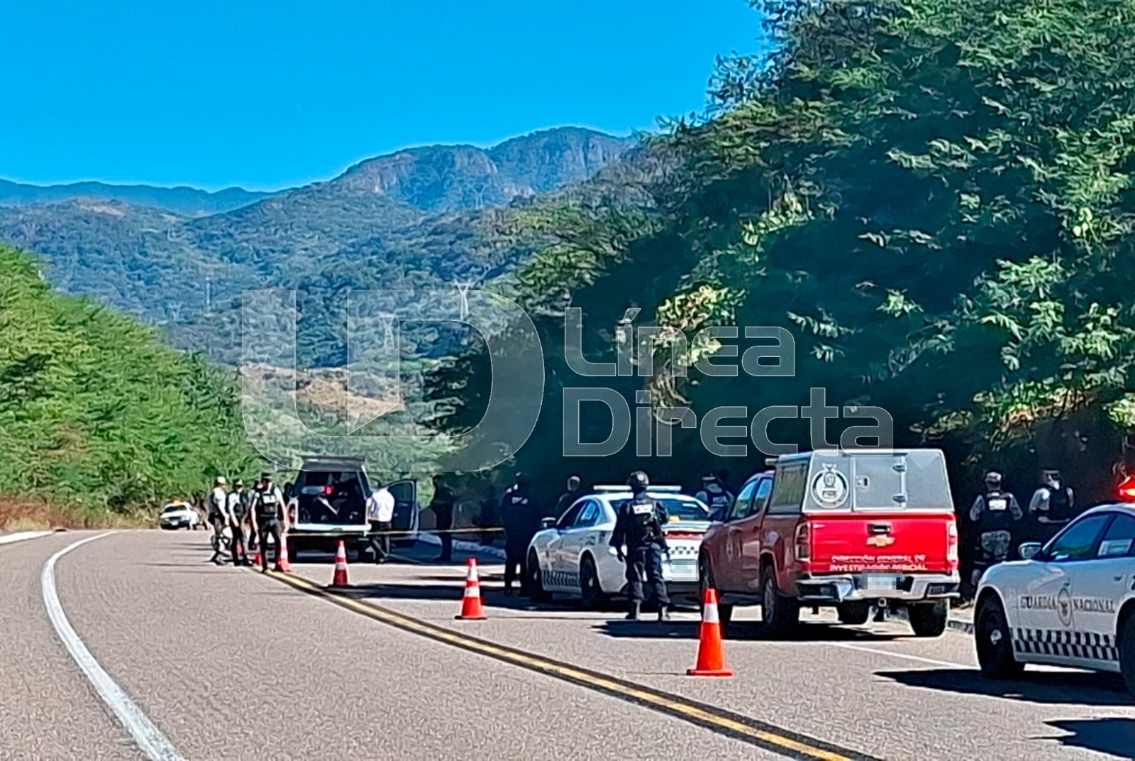 Unidades de la Guardia Nacional sobre la carretera con cinta amarilla de precaución