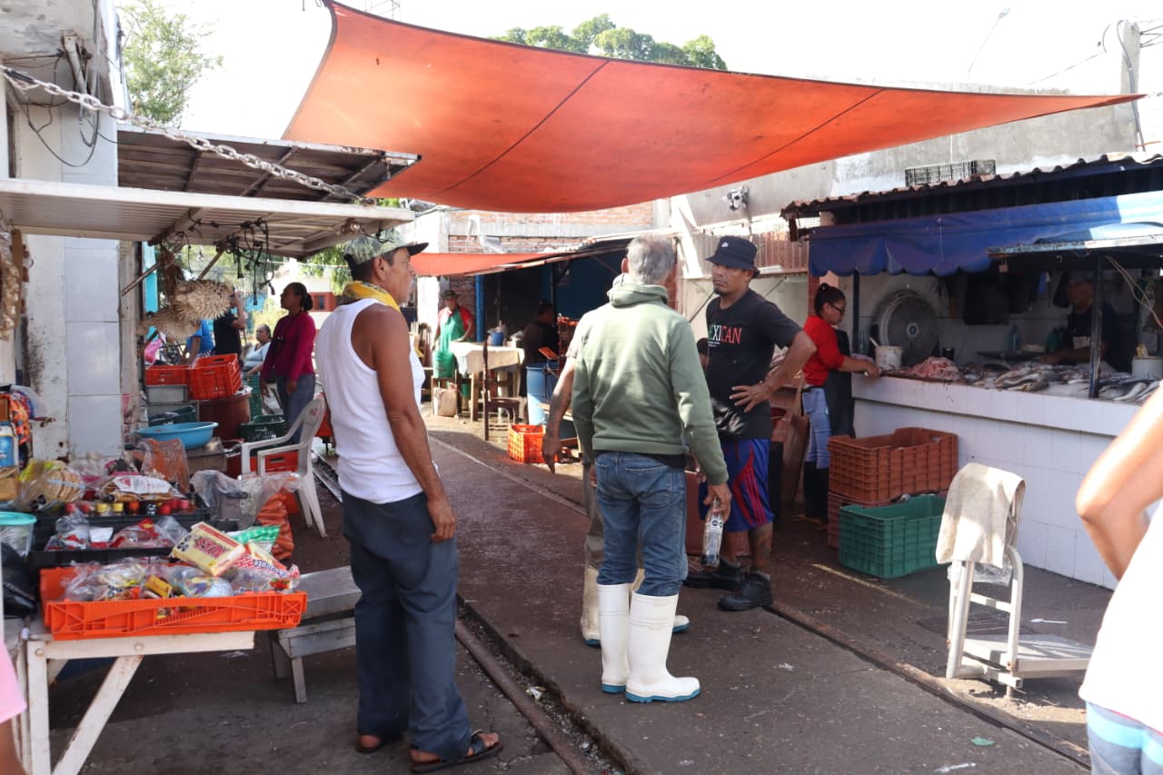 Pescadores y compradores en el embarcadero de Isla de la Piedra en Mazatlán