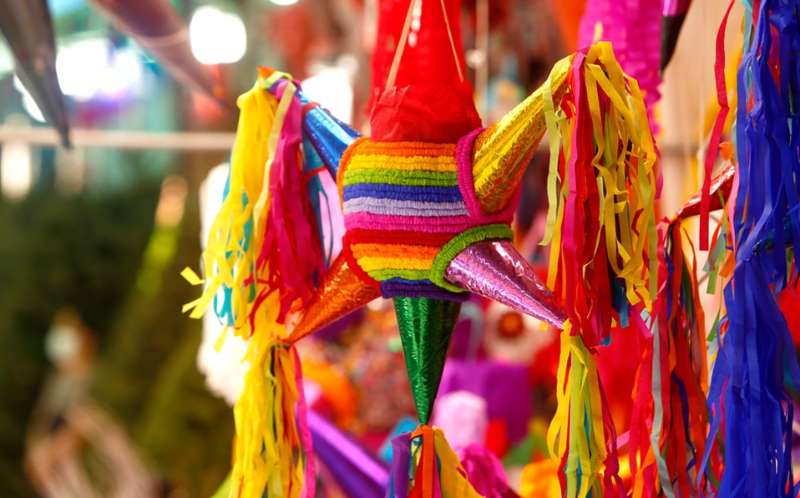 Piñata de colores colgada