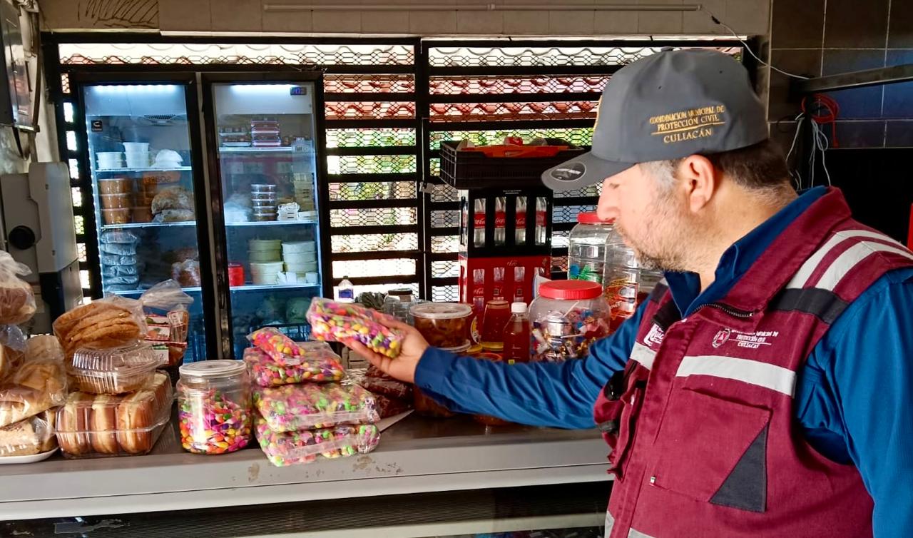Hombre sosteniendo una bolsa de 