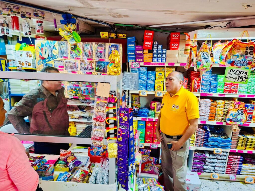 Protección Civil en operativo en tienda de abarrotes