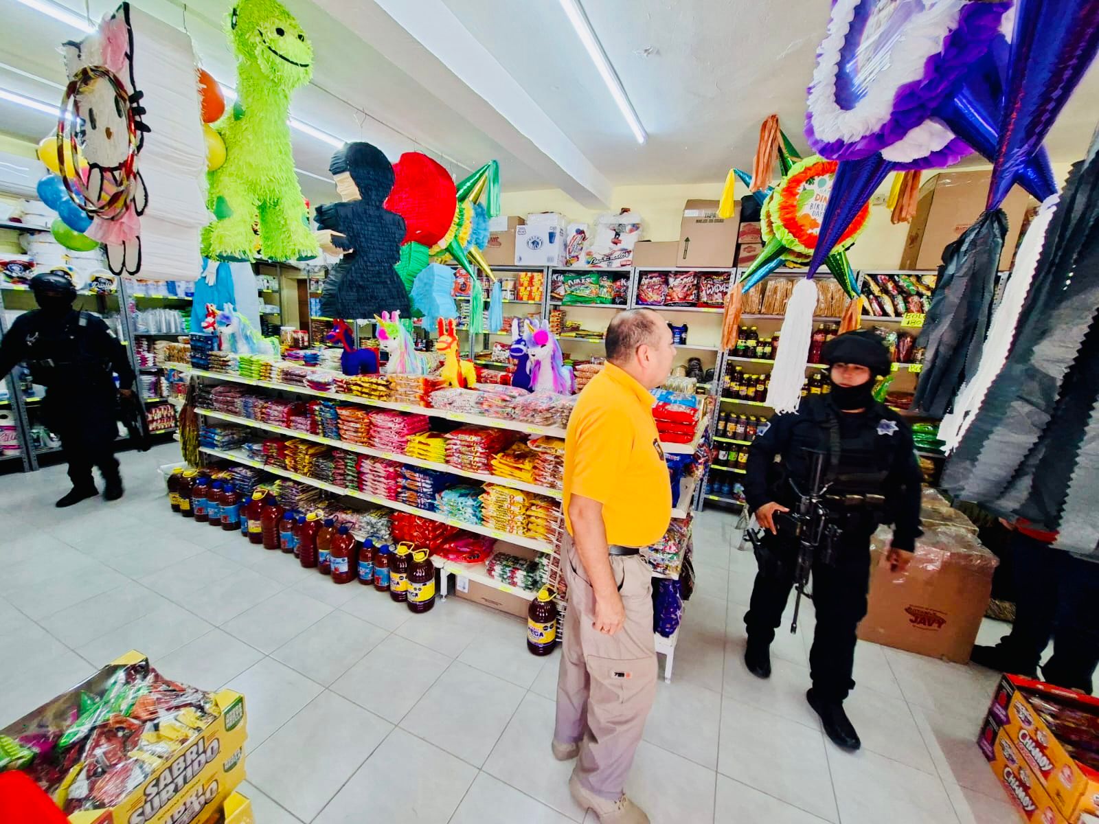 Persona con camisa amarilla y un policía en una tienda de abarrotes