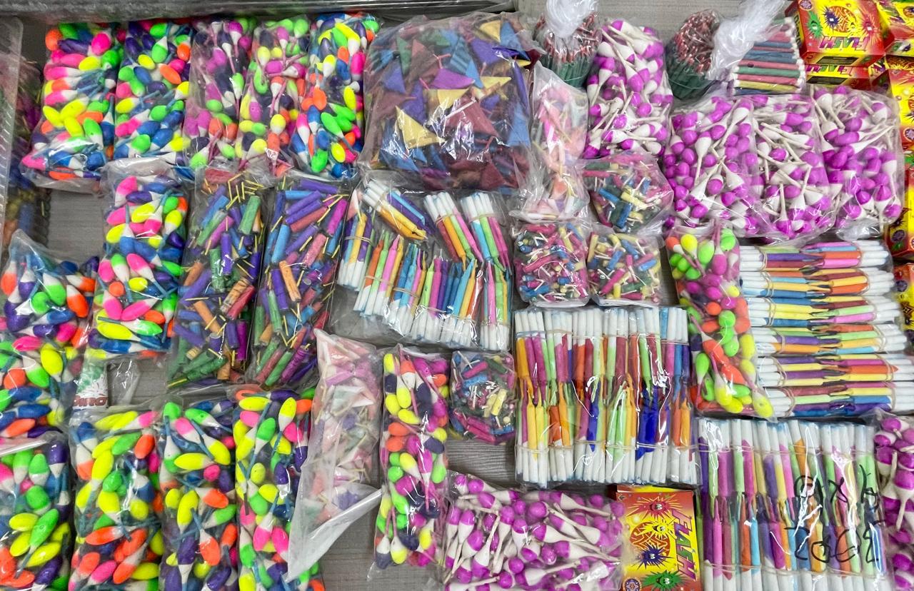 Cebollitas en bolsas, demás de cuetes y pirotecnia de colores