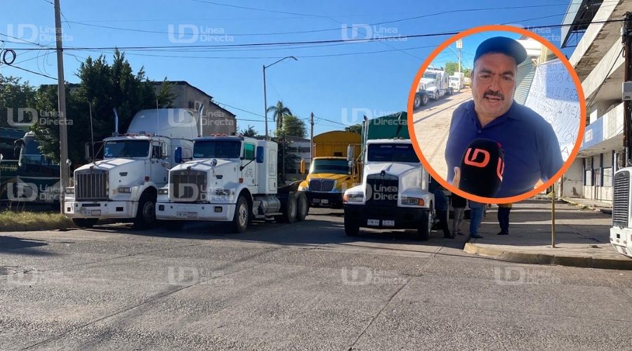 Trailers bloqueando una calle en Los Mochis