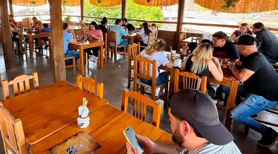 Comensales en restaurante de Mazatlán