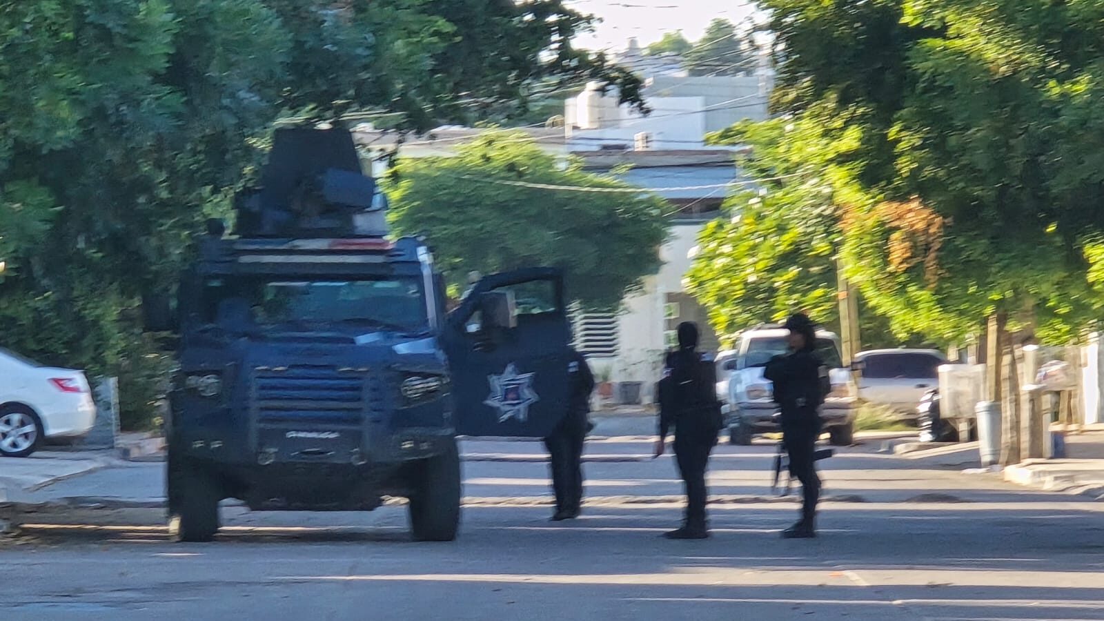 Elementos de la Policía Estatal de Sinaloa junto a un vehículo blindado de la corporación