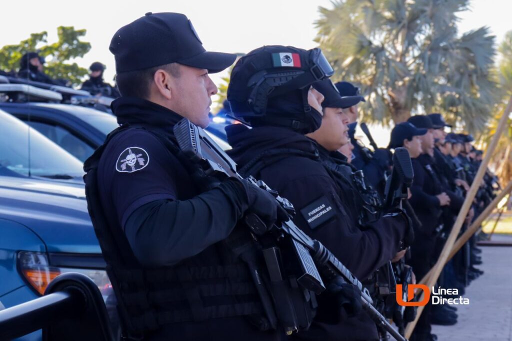 Eelementos de seguridad parados en fila con armas en el norte de Sinaloa