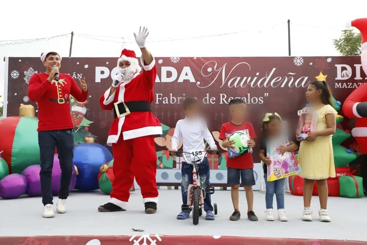 Celebración de las Posadas Navideñas por parte del DIF Mazatlán, se ve a una persona disfrazada de Santa Claus y a niños arriba del escenario