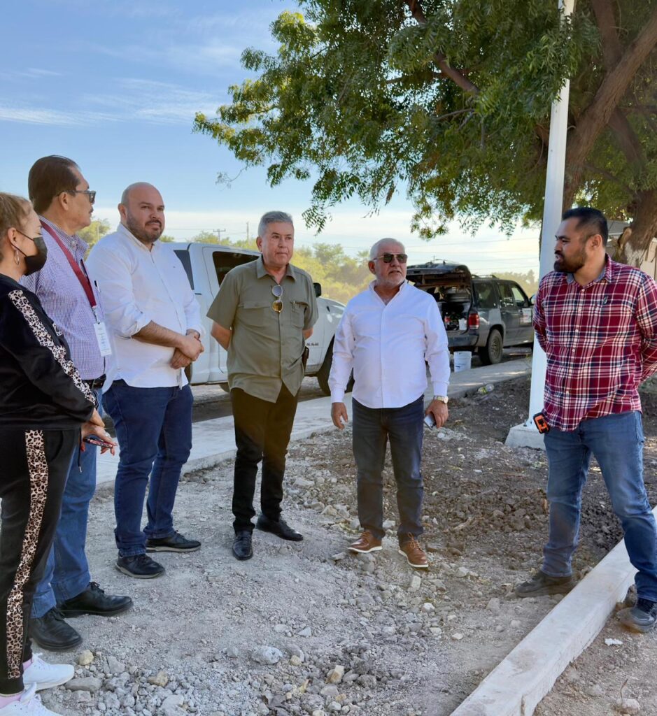 Personas en predio destinado para espacios deportivos en Los Mochis