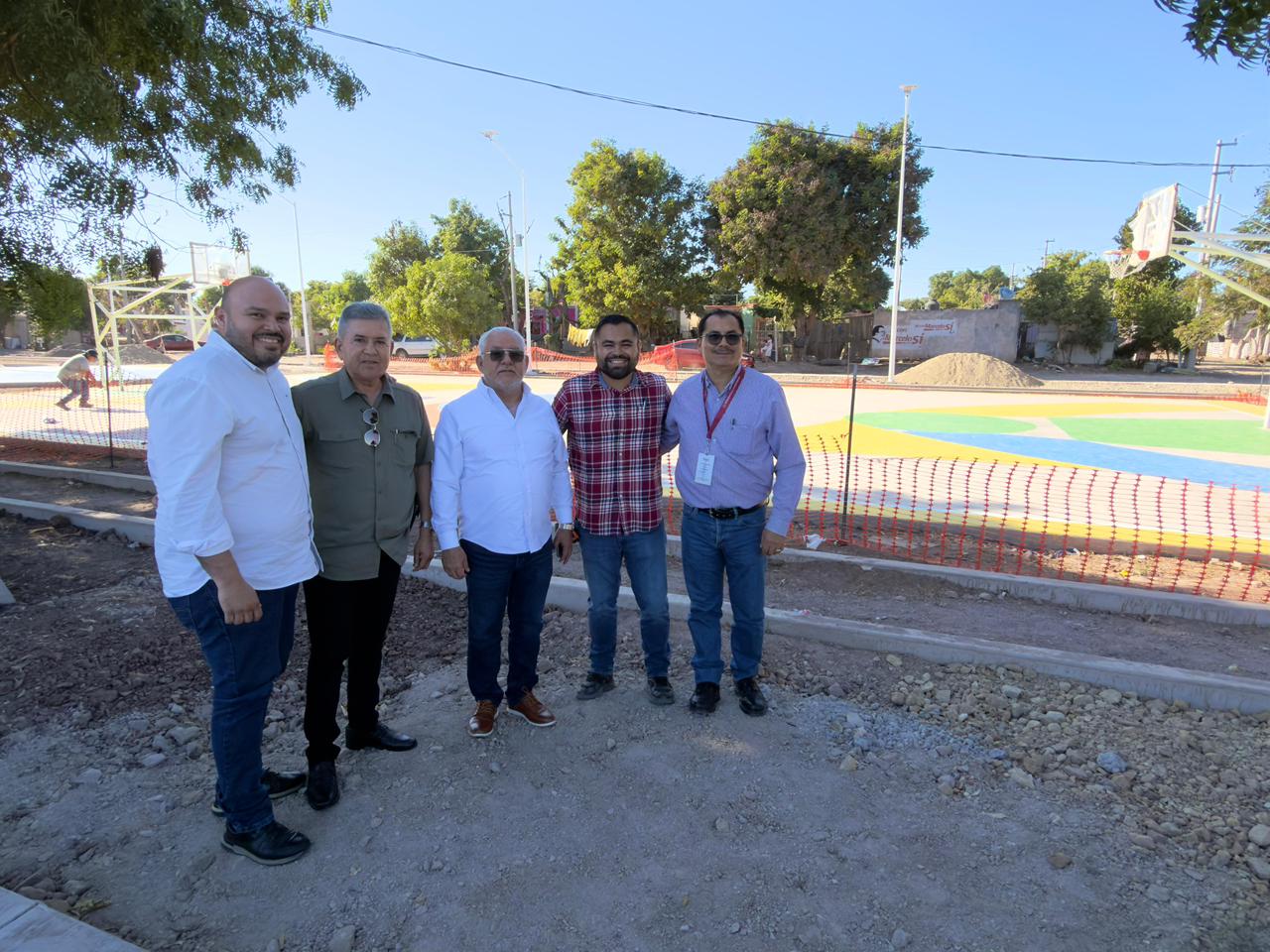 Personas en predio destinado para espacios deportivos en Los Mochis