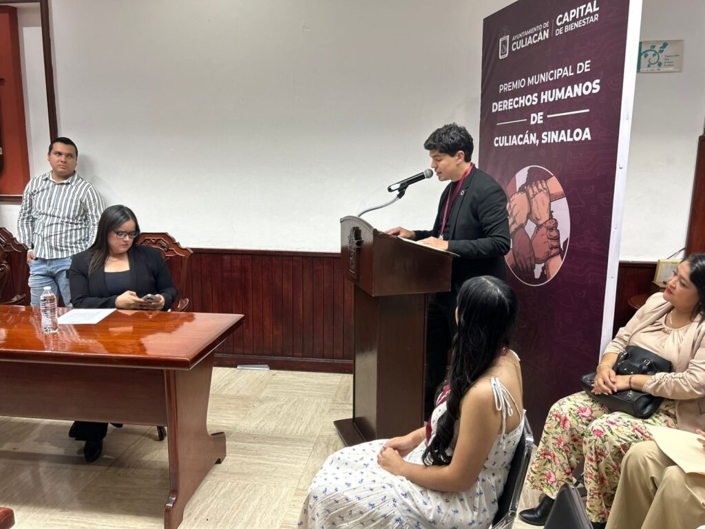 Ernesto Peñuelas Castellanos hablando en el micrófono