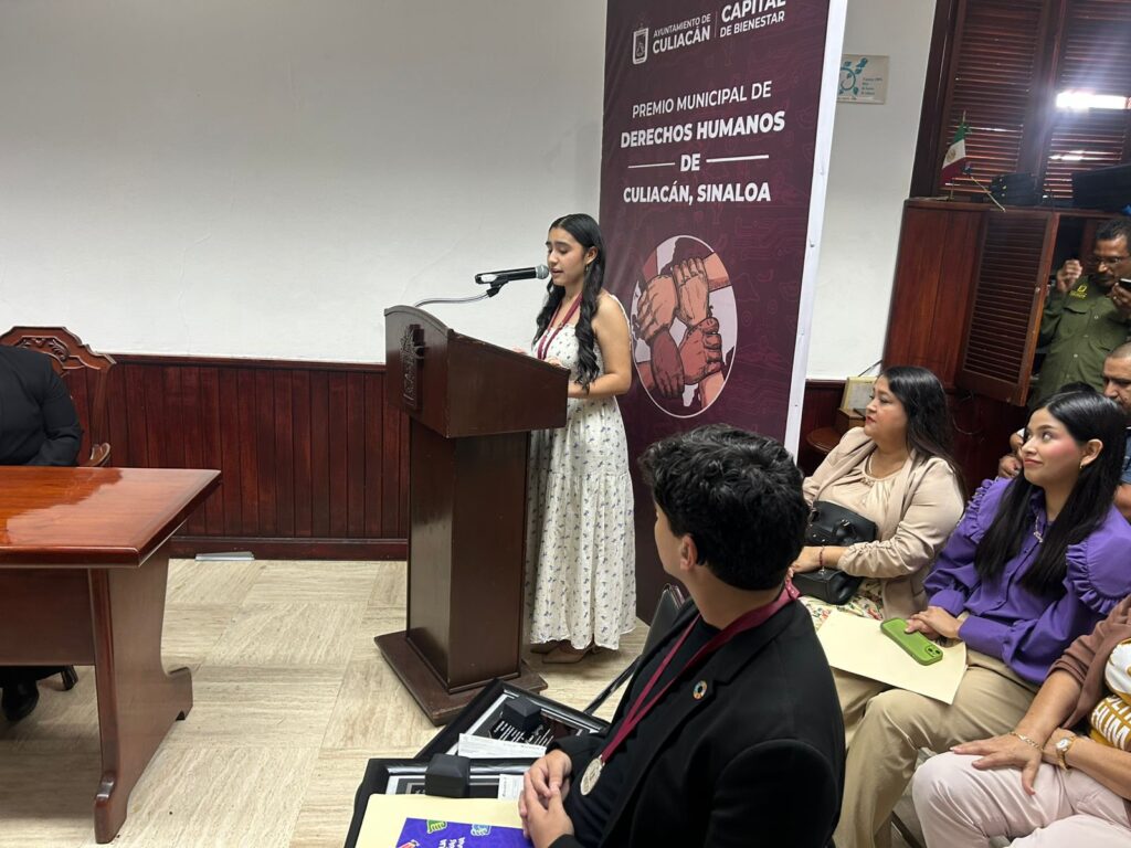 Elbri Karely Franco Lizárraga hablando en el micrófono