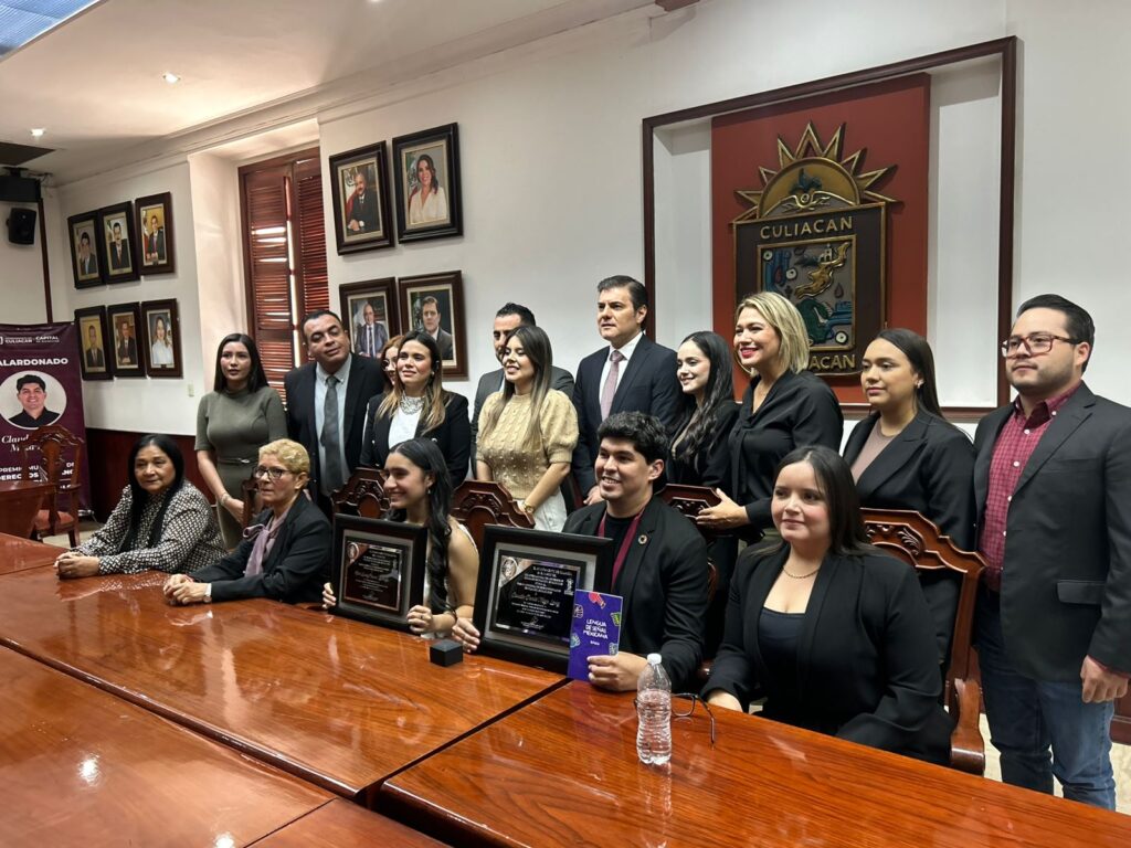 ganadores del premio y funcionarios posando en la foto