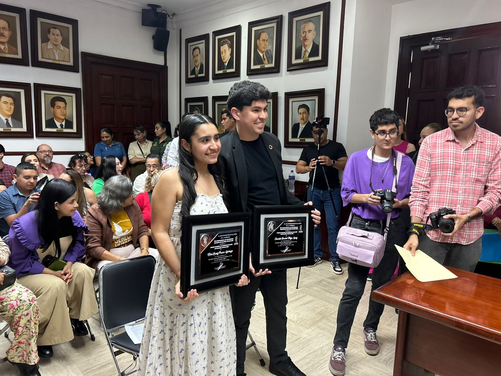 ganadores del Premio Municipal de Derechos Humanos de Culiacán posando para la foto
