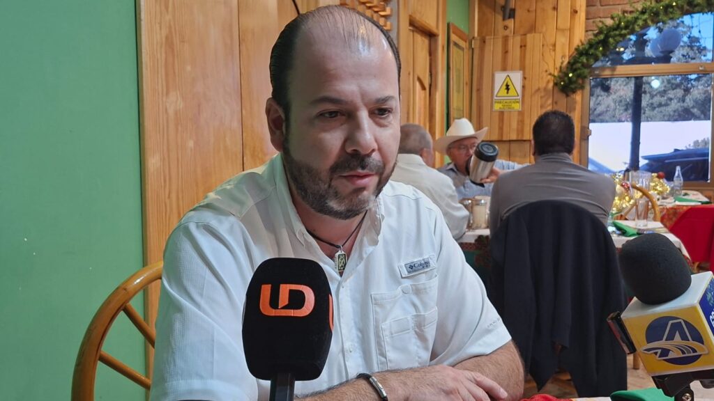 Erick Mena Sandoval junto a un micrófono de Línea Directa sentado