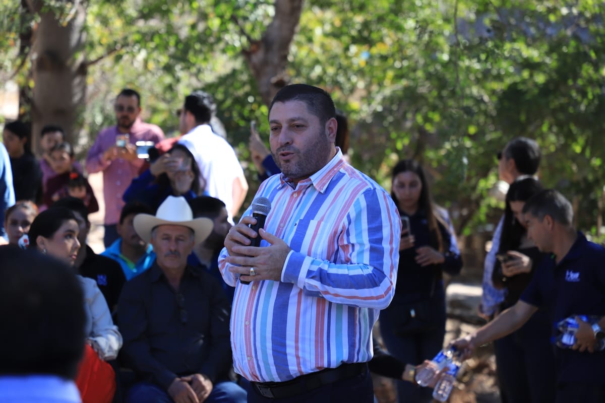 Alcalde de Badiraguato hablando por microfono