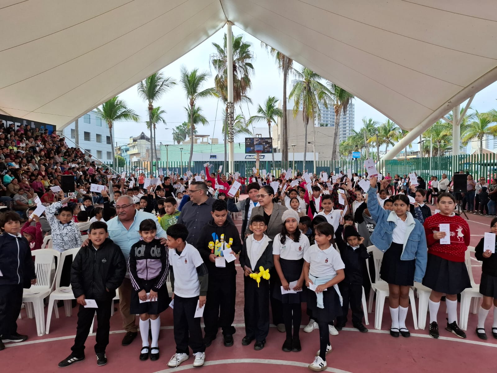 Niños posando para la foto con sus becas