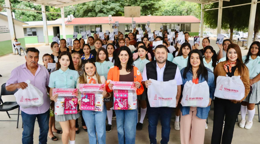Entrega de productos de higiene a mujeres