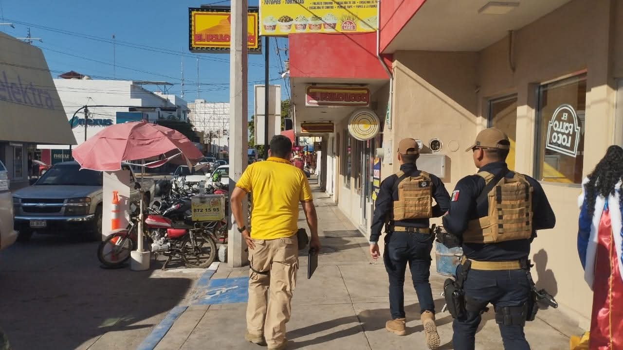 Personal de Protección Civil en Salvador Alvarado realizando inspecciones en negocios y comercios