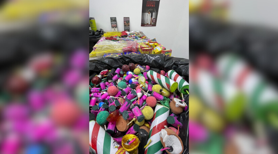 Variedad de pirotecnia, diferentes colores y tamaños, sobre una mesa y dentro de bolsas